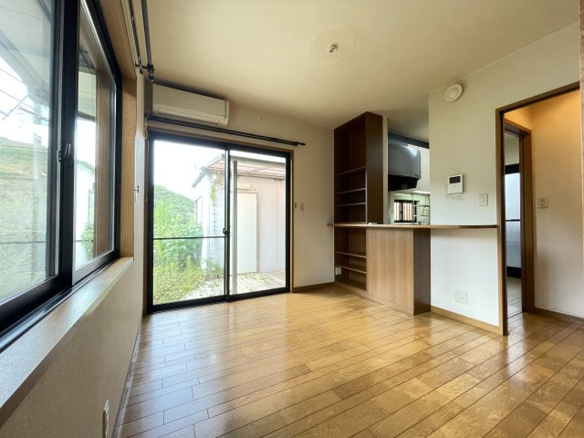 建物の周りを遮る物が少なく、室内にやわらかな光がたっぷり差し込みます。