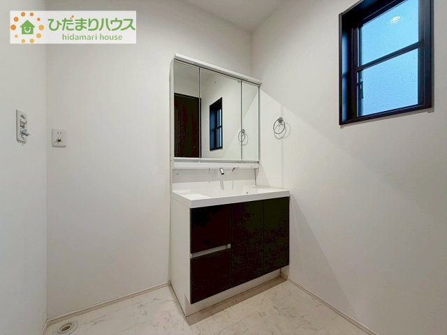 三面鏡の大きな鏡は憧れます(^^♪鏡の後ろは収納となっていて、細かいものでも収納できるのでスッキリと整理できます！