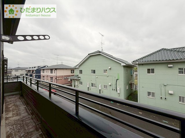 ワイドなバルコニーで、ご家族全員のお洋服もらくらく干せます。（クリーニング予定）