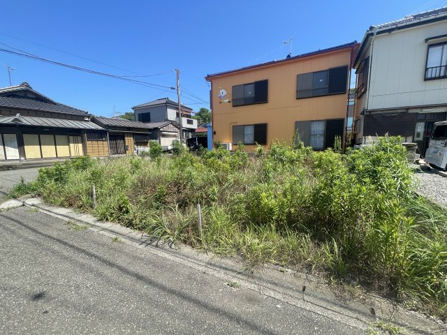 成形角地の物件です。　建築条件無しのためお好きなハウスメーカーで建築可能です。　海まで徒歩2分と海が好きな人にはオススメです。　前面道路が5ｍ以上ございますので、駐車もしやすいです。