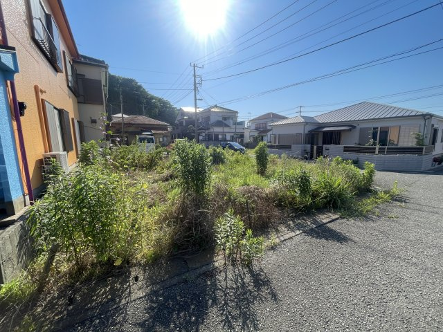 成形角地の物件です。　建築条件無しのためお好きなハウスメーカーで建築可能です。　海まで徒歩2分と海が好きな人にはオススメです。　前面道路が5ｍ以上ございますので、駐車もしやすいです。
