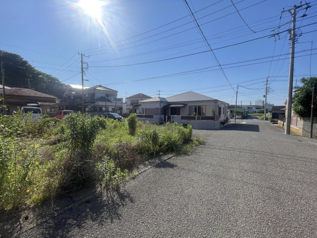 成形角地の物件です。　建築条件無しのためお好きなハウスメーカーで建築可能です。　海まで徒歩2分と海が好きな人にはオススメです。　前面道路が5ｍ以上ございますので、駐車もしやすいです。