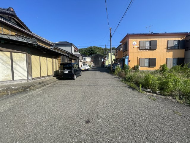 成形角地の物件です。　建築条件無しのためお好きなハウスメーカーで建築可能です。　海まで徒歩2分と海が好きな人にはオススメです。　前面道路が5ｍ以上ございますので、駐車もしやすいです。