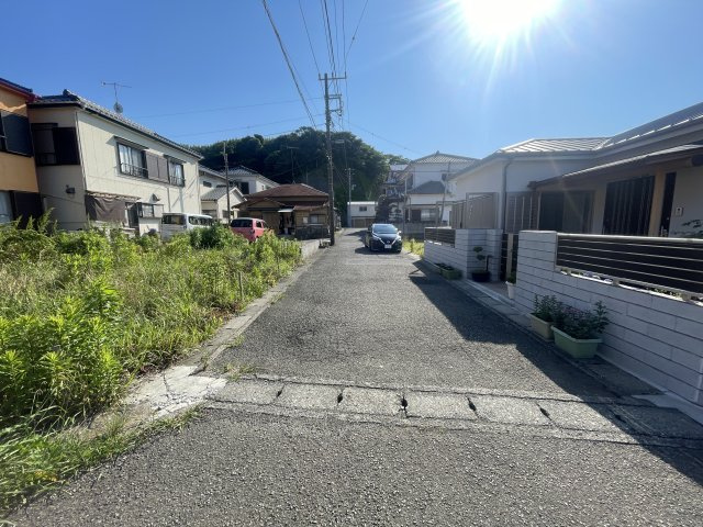 成形角地の物件です。　建築条件無しのためお好きなハウスメーカーで建築可能です。　海まで徒歩2分と海が好きな人にはオススメです。　前面道路が5ｍ以上ございますので、駐車もしやすいです。