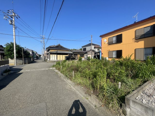 成形角地の物件です。　建築条件無しのためお好きなハウスメーカーで建築可能です。　海まで徒歩2分と海が好きな人にはオススメです。　前面道路が5ｍ以上ございますので、駐車もしやすいです。