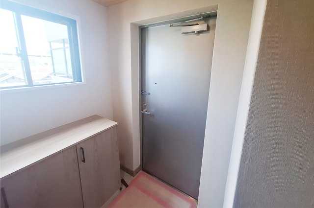 玄関：新調した下駄箱付きのすっきりとした玄関です。換気のしやすい窓付き。