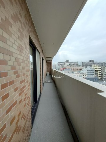 【バルコニー】　お天気のいい日はお外で洗濯物を干していただけます。