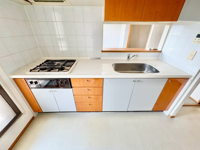 調理道具や調味料もすっきりしまえる、収納力のあるキッチン。