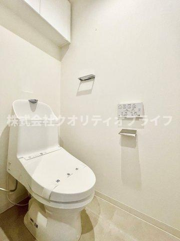 衛生的で年中快適に使用できる温水洗浄便座付きのトイレ空間。便座をいつでも清潔に保てるだけでなく、お掃除がしやすい形状になっており、日々のちょっとしたお手入れのストレスを大幅に軽減してくれます。