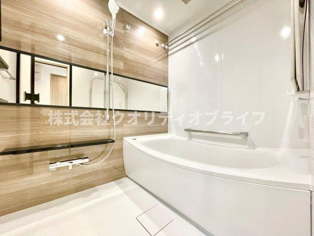1日の疲れをゆったりと癒せる、クリーンで心地よいバスルーム。お気に入りの入浴剤を入れて、贅沢なリラックスタイムを過ごせる空間です。毎日のバスタイムが楽しみになるような、開放感のある設計です。