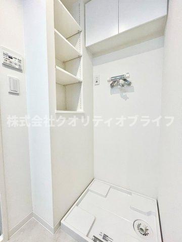 洗面室にランドリースペースがございますので洗濯物の出し入れもとても便利になっています。