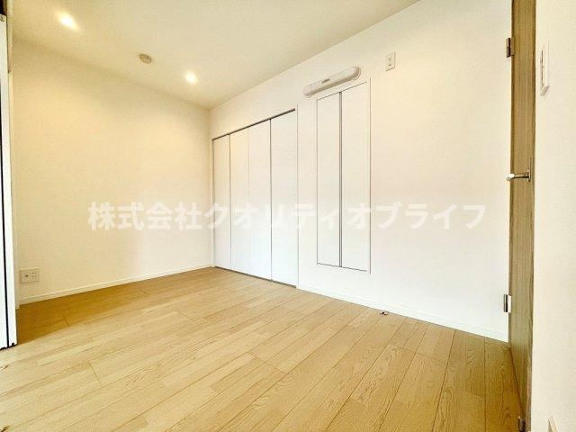 ゆとりある広さが確保された、夫婦の主寝室に最適な洋室。大型のベッドを置いても圧迫感がなく、1日の疲れを癒すプライベートな睡眠空間として落ち着いた雰囲気に包まれています。