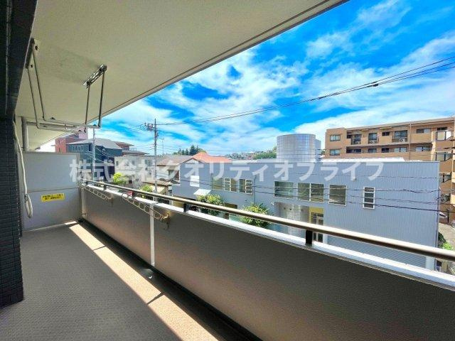 南西向きの窓から心地よい自然光がたっぷり差し込むバルコニー。お天気の良い日はお洗濯物や布団もフカフカにカラッと乾き、毎日を気持ちよく、健やかに過ごせる明るい空間です。