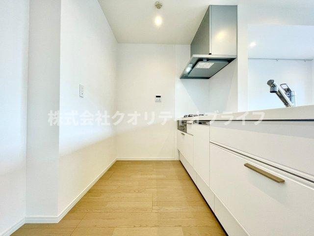 視界を遮る壁がなく、リビング全体を見渡せる開放的なキッチン空間。調理や片付けをしている時間も閉塞感がなく、お部屋の明るい光や広がりを感じながら心地よく過ごせる、ゆとりある設計が魅力です。