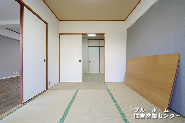 壁1面がアクセントカラーのお洒落な6帖の和室です♪