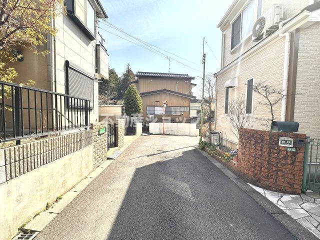 前面道路は閑静な住宅地をはしる車通りの少ない道路。お車の出し入れが苦手なママや小さなお子様にも安心。