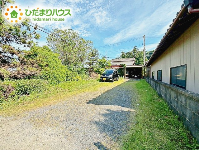 ゆったりとしたカースペースで、ファミリーカーや軽自動車もラクラク駐車出来ますね♪