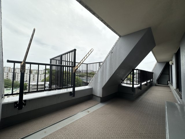 広い横にワイドなバルコニーです。一度にたくさんお洗濯ものが干せそうです。