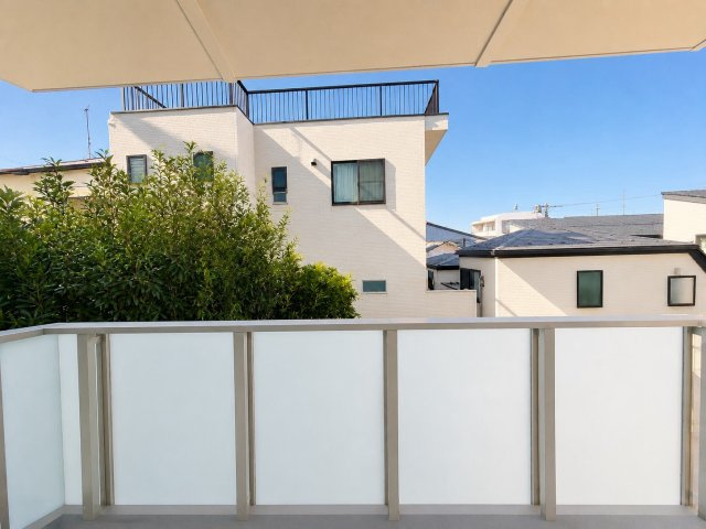 眺望写真です。バルコニーも広く緑の借景があり、都心にありながら閑静な住宅街に位置しております。