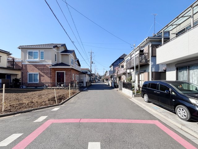 北西側道路（6.0m）　前面道路広々で駐車も安心！