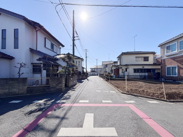 北東側道路（5.2m）　前面道路広々で駐車も安心！