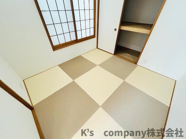 リビングの隣には和室4.5帖があり、開放してお使いいただくとリビングがより広く感じられます♪