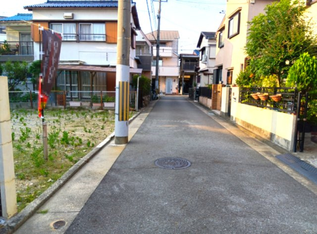 前面道路含む現地写真です。