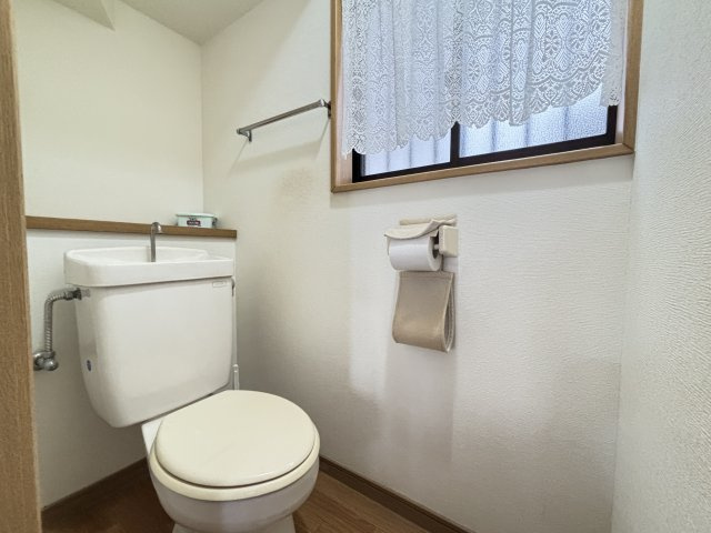 シンプルで使いやすいトイレは、窓付きで換気もしやすく、清潔な空間を維持できます。コンパクトながらも無駄のない配置で、日常的に使いやすい設計です。落ち着いた内装で、安心してご利用いただけます。