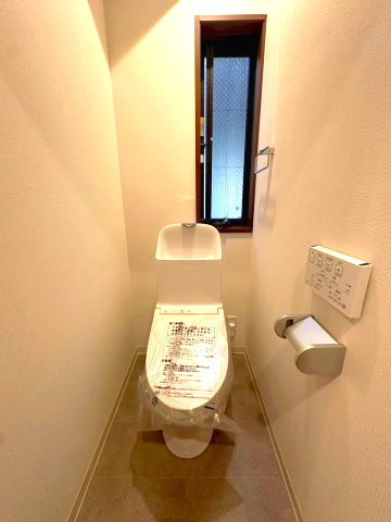 1階トイレ　トイレも新品で清潔感があります！