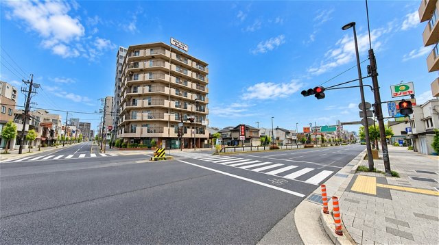 国道2号線と出屋敷線の交差点に佇むマンションとなっております。　商店街やスーパーが近くて日々の買い物が便利です。