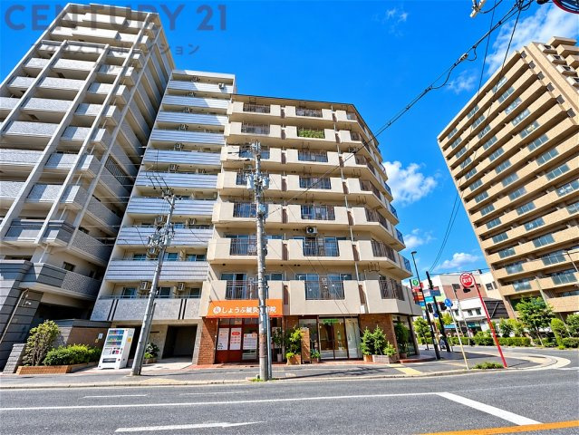 5階部分、バルコニーがLDKと洋室に面した2LDK。阪神「出屋敷」駅徒歩9分で通勤・通学にも便利です。水回りや壁・床などのリフォームは2026年12月上旬完了予定。WICも備えています。