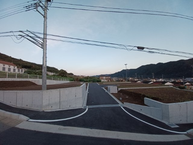 隣家の土地はどうなっているのか、生活利便施設が近くにあるのか、学校まで近いかなど、お客様のライフスタイルにあわせたイメージが重要です。また、近くにあると困る施設が近くにないかも確認するといいでしょう。