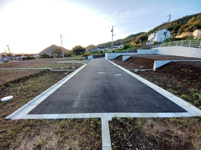 土地購入を検討されている場合、境界杭がない状態で購入してしまうと境界確定測量をする必要があり、費用がかかります。購入の前に、売主、隣土地所有者立ち合いのもと境界を確定し境界杭を設置するのがベストです。