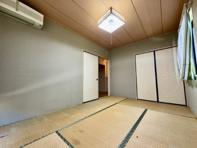 押入れはウォークイン方式になりゆったりした寝室