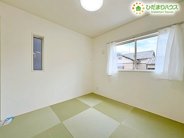 キッチンから目が届く洋風和室は、お子様のお昼寝やプレイスペースに最適!リビングと一続きで、急な来客時の客間としても活躍します。柔らかい畳の上で、ゴロゴロくつろぐ時間は至福　なひとときですね♪