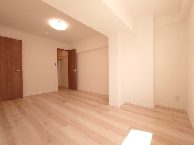 洋室約8.5帖・ウォークインクローゼット付き（約0.9帖）でお部屋を広々使用できます。