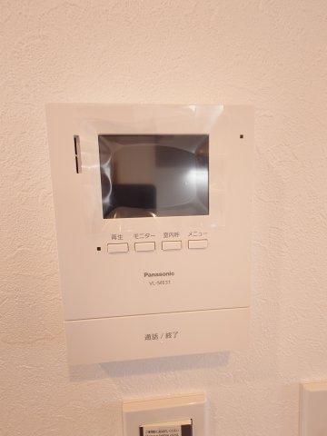 玄関のドアを開けることなく来客の顔や声を確認できるので安心して対応できますね。