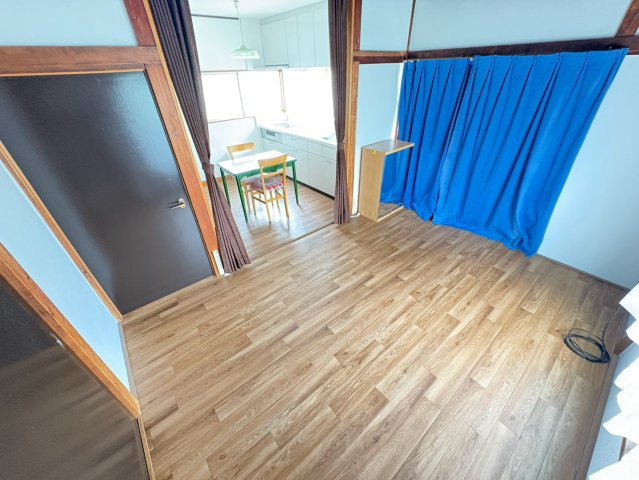 LDKは約10.5帖。キッチンから室内を見渡しやすく、ご家族との会話を楽しみながらお料理ができます。毎日の食事や団らんの時間を心地よく過ごせる住空間です。