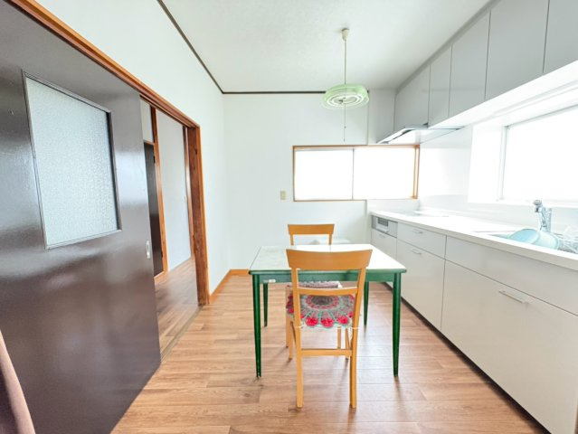 LDKは約10.5帖。キッチンから室内を見渡しやすく、ご家族との会話を楽しみながらお料理ができます。毎日の食事や団らんの時間を心地よく過ごせる住空間です。