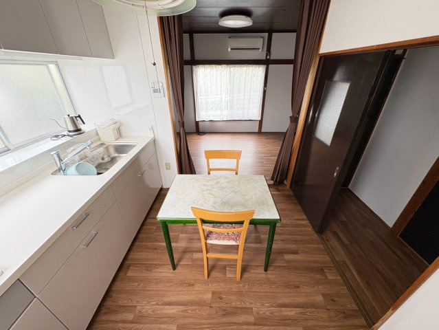 LDKは約10.5帖。キッチンから室内を見渡しやすく、ご家族との会話を楽しみながらお料理ができます。毎日の食事や団らんの時間を心地よく過ごせる住空間です。