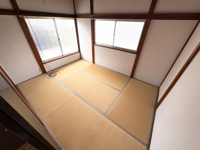 和室6帖　寝室や子ども部屋、客間など、ご家族のライフスタイルに合わせて多目的に活用できます。押入や収納もあり、荷物の整理にも便利です。