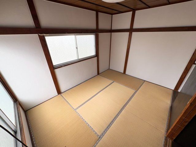和室6帖　寝室や子ども部屋、客間など、ご家族のライフスタイルに合わせて多目的に活用できます。押入や収納もあり、荷物の整理にも便利です。