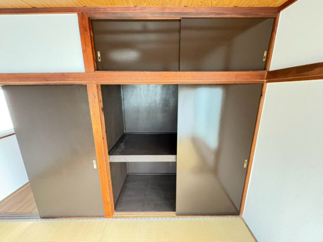 押入や収納もあり、荷物の整理にも便利です。