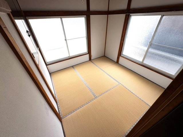 和室4.5帖　寝室や子ども部屋、客間など、ご家族のライフスタイルに合わせて多目的に活用できます。押入や収納もあり、荷物の整理にも便利です。