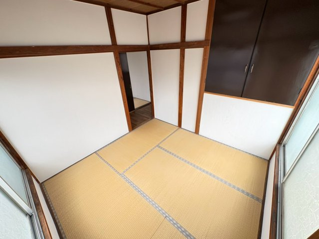 和室4.5帖　寝室や子ども部屋、客間など、ご家族のライフスタイルに合わせて多目的に活用できます。押入や収納もあり、荷物の整理にも便利です。