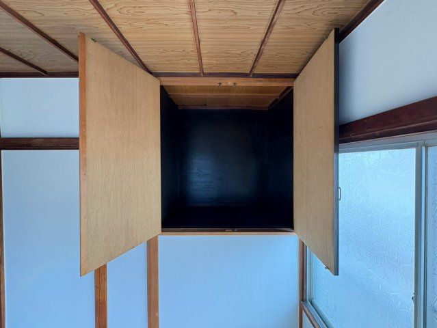 押入や収納もあり、荷物の整理にも便利です。