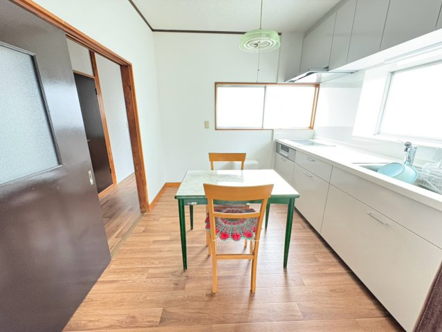 LDKは約10.5帖。キッチンから室内を見渡しやすく、ご家族との会話を楽しみながらお料理ができます。毎日の食事や団らんの時間を心地よく過ごせる住空間です。