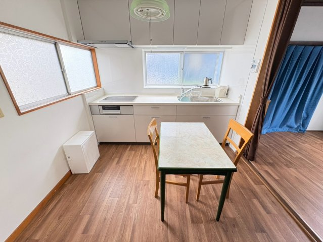 LDKは約10.5帖。キッチンから室内を見渡しやすく、ご家族との会話を楽しみながらお料理ができます。毎日の食事や団らんの時間を心地よく過ごせる住空間です。