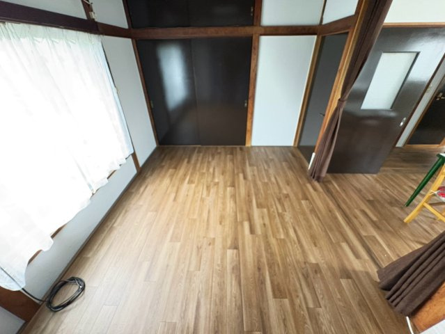 LDKは約10.5帖。キッチンから室内を見渡しやすく、ご家族との会話を楽しみながらお料理ができます。毎日の食事や団らんの時間を心地よく過ごせる住空間です。