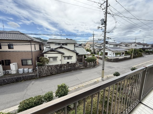 バルコニーからの眺望は開放感があり周辺の住宅街を見渡せる落ち着いた景色が広がります。視界を遮る高い建物がなく、陽当たりや風通しも良好。日常の暮らしに心地よさを与える眺めで、快適な住環境を実感できます　